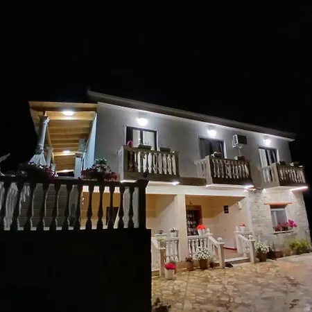 Vila Bleta 1 بيت ضيافة فلورا